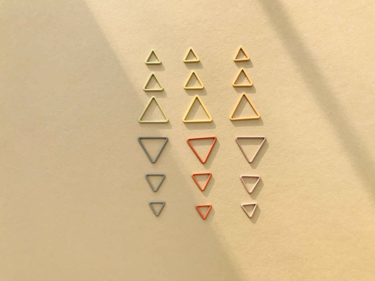 COCOKNITS - Triangular stitch markers in 3 sizes and 6 earth tones
