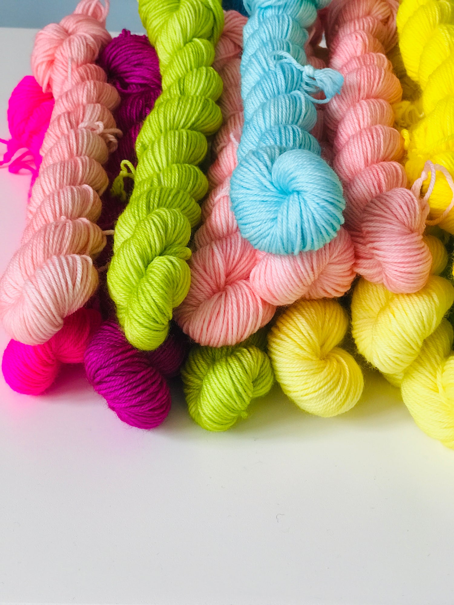 Set mit fünf Ministrängen Socken Garn in den Farben: Orange, neon Pink, dunkles Beerenpink, strahlendes rosa und zartes rosa. Jeder Strang ist 20g insgesamt sind es 100g mit 425m Lauflänge