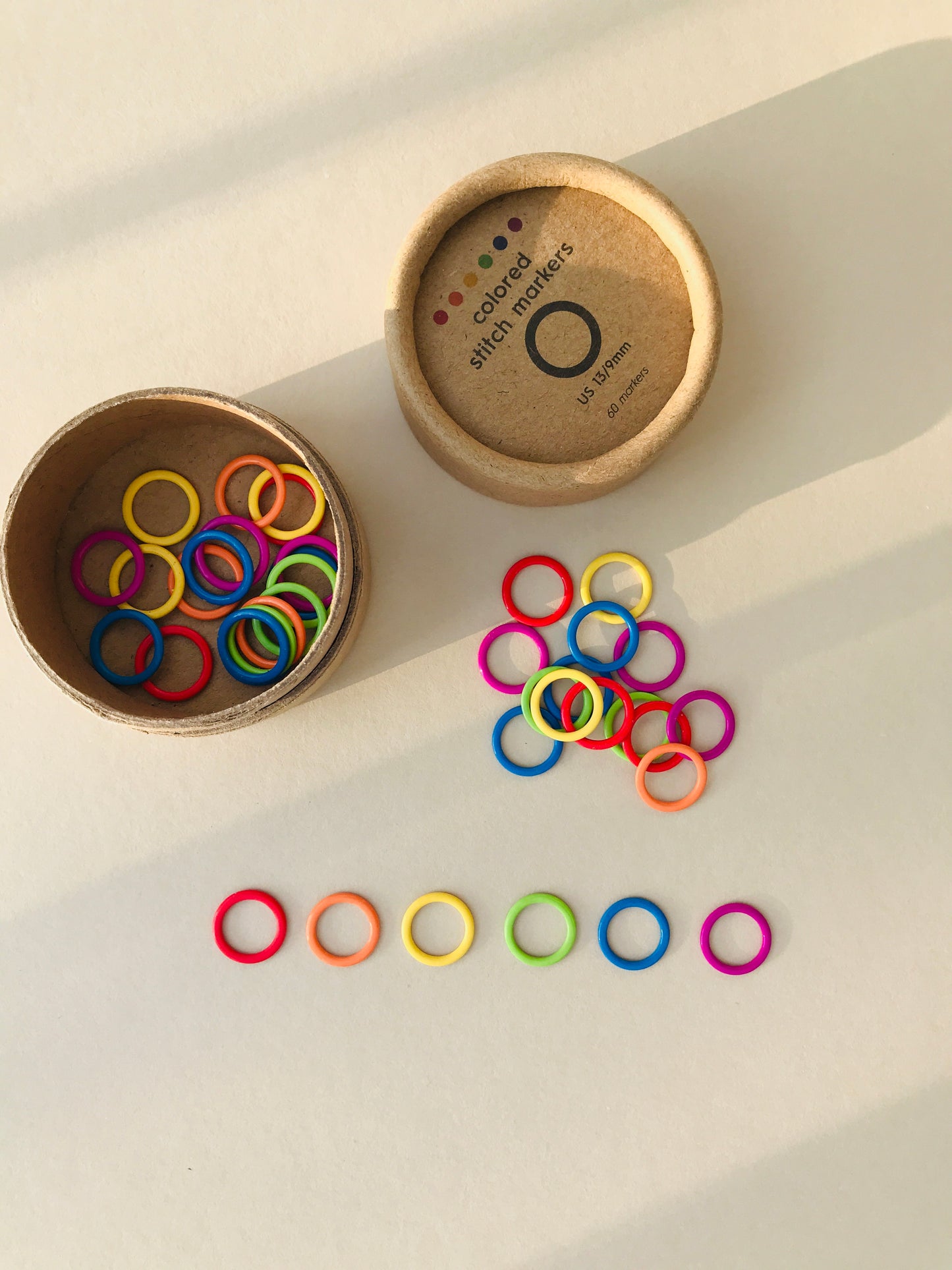 COCOKNITS - Round stitch markers in 6 rainbow colors