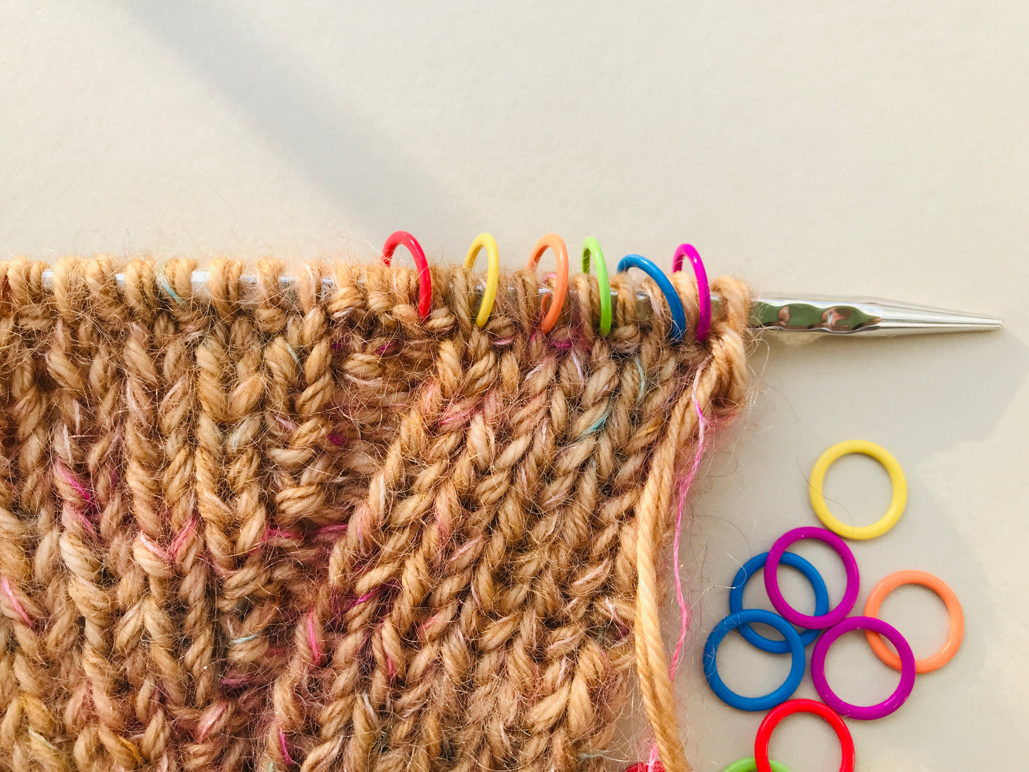 COCOKNITS - Round stitch markers in 6 rainbow colors