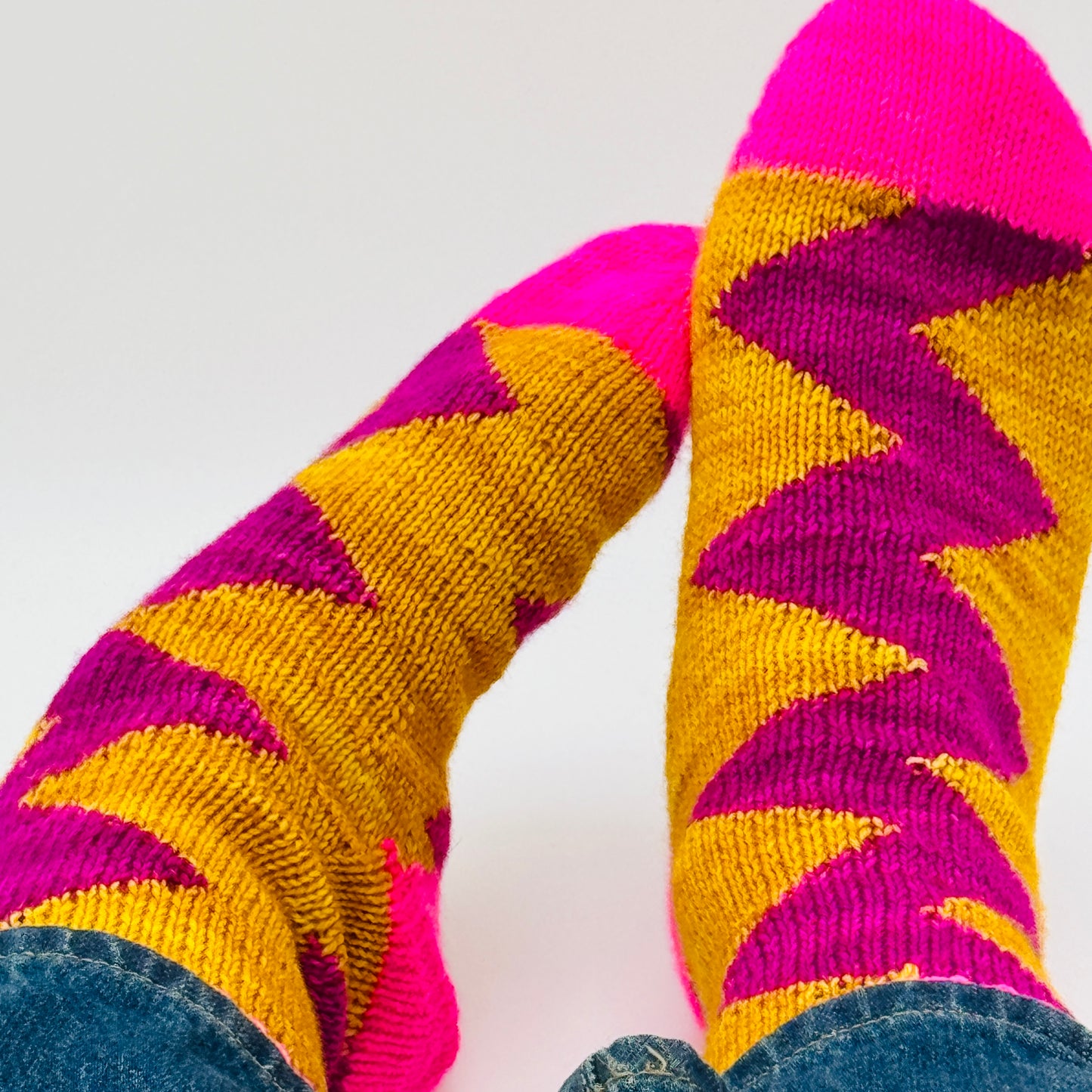 Funky Zigzag Socken Strickanleitung